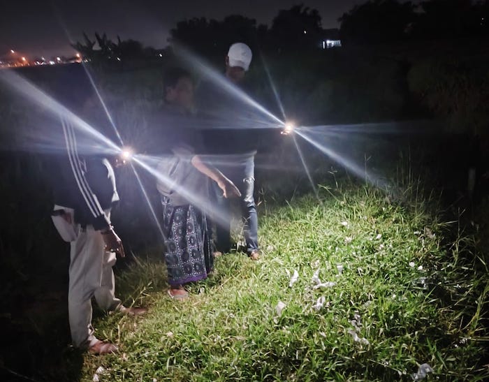 Warga saat menunjukan lokasi ditemukannya korban
