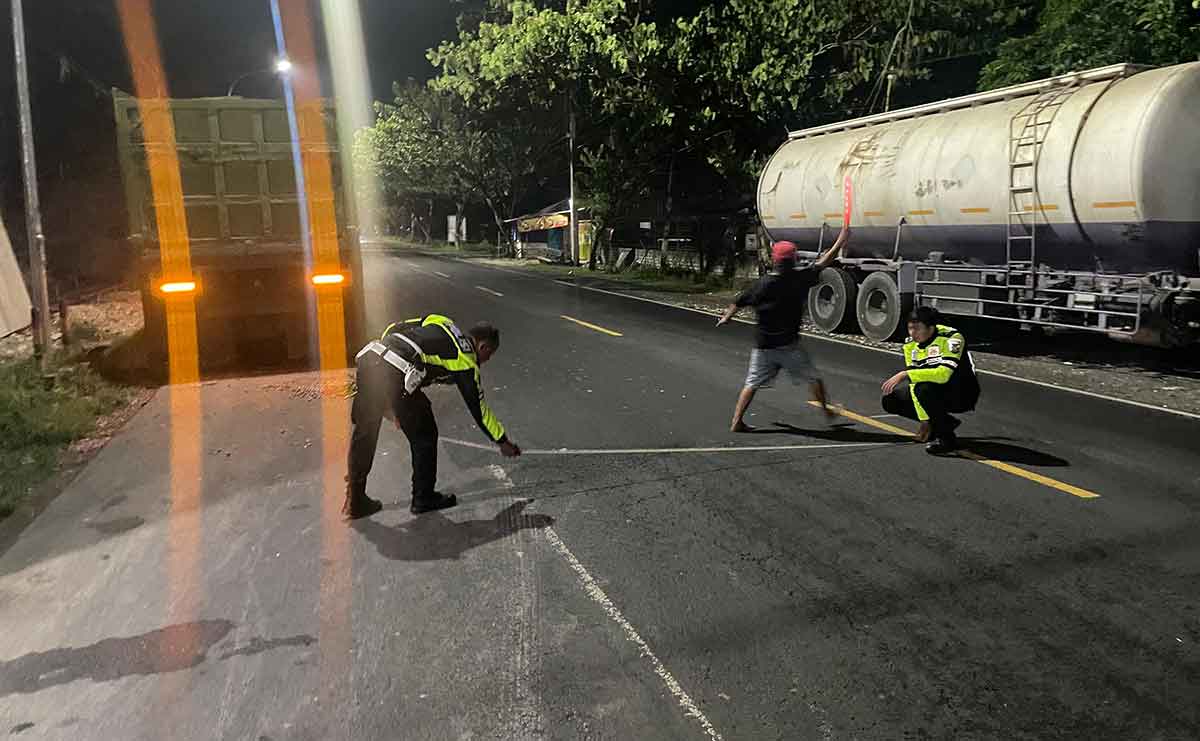 Petugas saat olah TKP kecelakaan di Bangkalan.