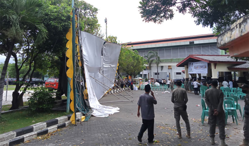 Tenda Safari Ramadan terbalik usai diterjang angin kencang di GOR Rangga Jaya Anoraga, Tuban, Jawa Timur, Jumat (8/4).