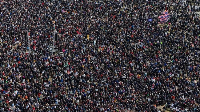 Sekitar 9 juta warga Amerika Serikat turun jalan meneriakkan No King. Demo itu meledak di kota-kota besar di Amerika Serikat. Mereka memprotes Presiden Amerika Serikat Donald Trump terutama soal perang dengan Iran yang dianggap tak ada manfaatnya. Mereka menilai perang itu justru merugikan rakyat Amerika Serikat. Foto: CNN