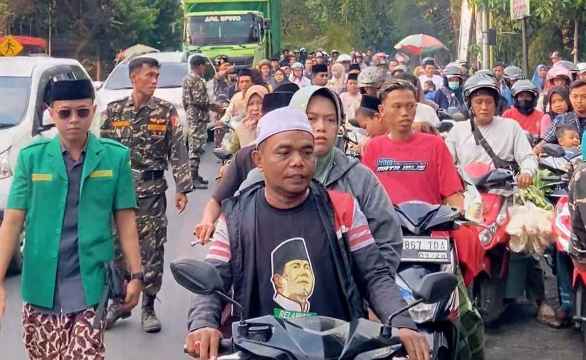 Anggota Ansor Kecamatan Kejayan, Kabupaten Pasuruan, saat membagikan ratusan takjil kepada masyarakat