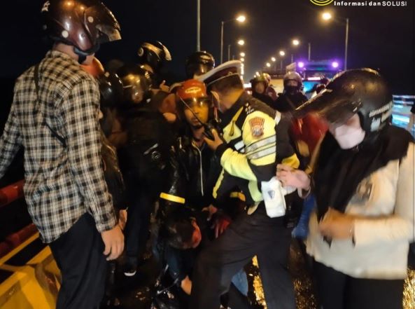 Anggota Polres Kediri Kota saat menyelamatkan seorang mahasiswi asal Jawa Barat yang mencoba bunuh diri. Foto: ist
