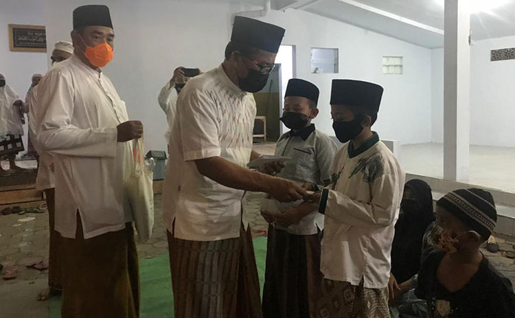 Jajaran SKPD menyantuni belasan anak yatim sebelum Salat Tarawih bersama. (foto: ist)