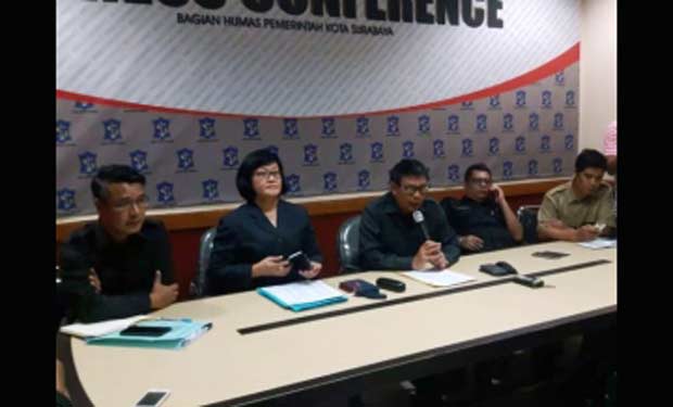Para narasumber memberikan penjelasan kepada awak media di ruang Humas Pemkot Surabaya.