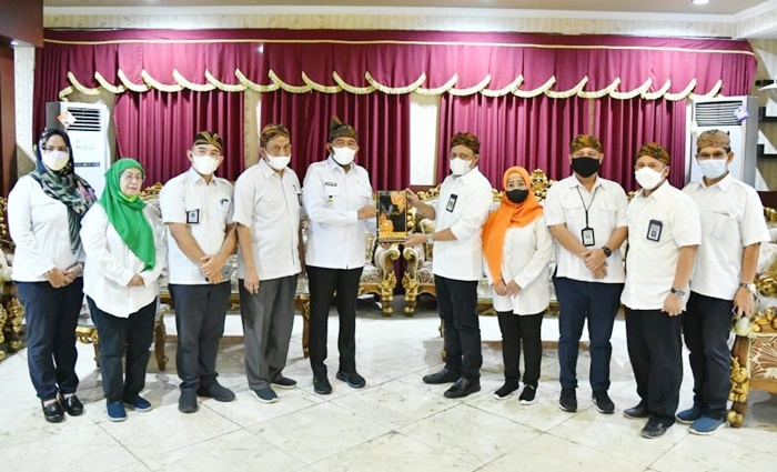 Kepala Balai Besar Wilayah Sungai Brantas, Dr. Ir. Haeruddin C. Maddi beserta rombongan di Sumenep pada acara silaturahim dengan Bupati Sumenep, Achmad Fauzi, di Rumah Dinas Bupati, Rabu (26/01/22).