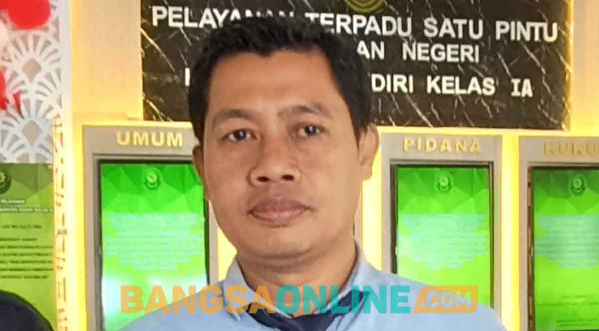 Penasihat hukum terdakwa Rohmad Tri Hartanto, Mohamad Rofian. Foto: MUJI HARJITA/BANGSAONLINE