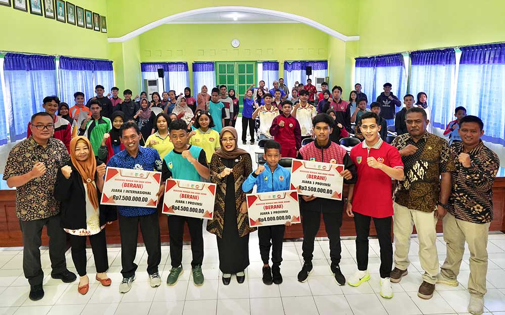 Wakil Bupati Kediri Dewi Mariya Ulfa bersama para atlet penerima beasiswa. Foto: Ist. 