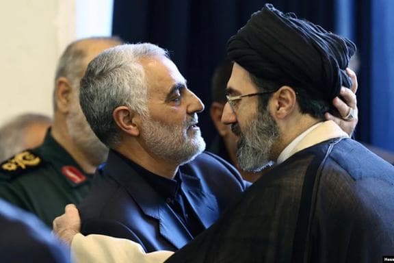 Mojtaba Hosseini Khamenei (kanan berjubah). Foto: Iran International