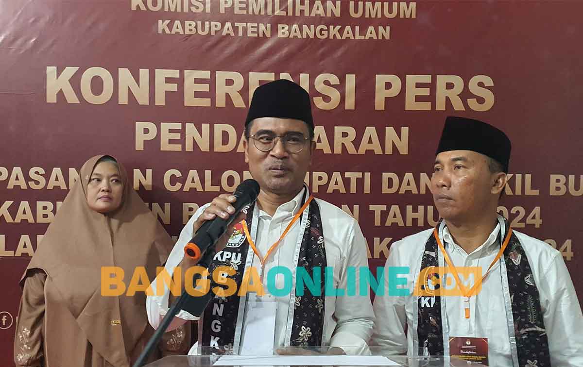Mathur Husairi-Jayus Salam saat mendaftar sebagai pasangan calon bupati dan wakil bupati ke KPU Bangkalan di malam terakhir. Foto: AHMAD FAUZI/BANGSAONLINE