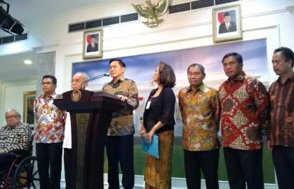 Pansel Calon Anggota Kompolnas memberikan keterangan pers usai bertemu Presiden, Senin (2/5).
