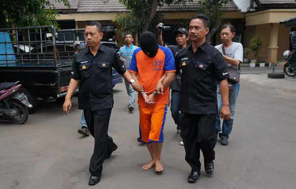 Wahyu Seno Aji saat digelandang petugas. foto: rony suhartomo/BANGSAONLINE