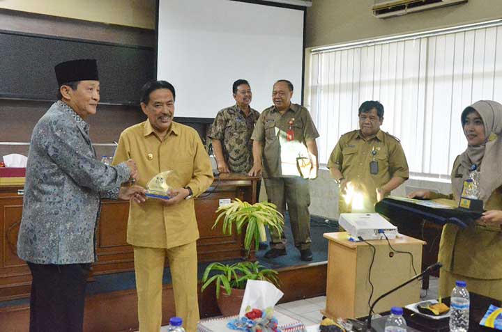 KENANG-KENANGAN: Wali Kota Tegal menyerahkan cinderamata kepada Wabup Nur Ahmad Syaifuddin, Senin (28/1). foto: ist