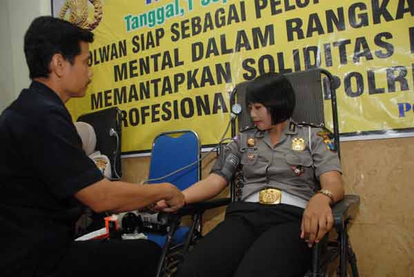 Salah satu anggota Polwan melaksanakan kegiatan donor darah di Aula Polres Jombang. (foto: rony suhartomo/BANGSAONLINE)