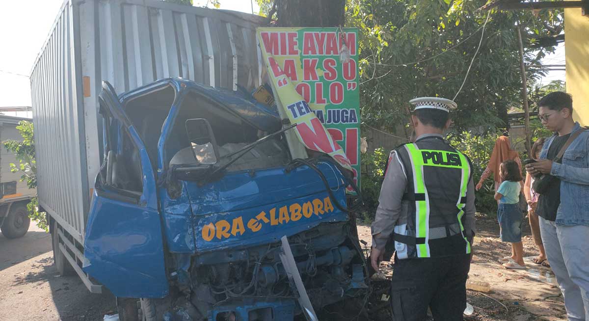 Mobil Terpental ke Median Jalan, 3 Kendaraan Tabrakan Beruntun di Sidoarjo