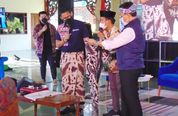 Menteri Pariwisata dan Ekonomi Kreatif (Menparekraf) Sandiaga Salahuddin Uno saat mengisi workshop kepada para pelaku ekonomi kreatif di Mandhapa Aghung Ronggosukowati, Selasa (24/5/2022).