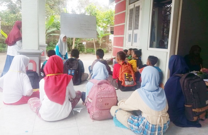 Para peserta saat mengikuti sekolah alam bahasa Inggris. Foto: ARIF K/BANGSAONLINE