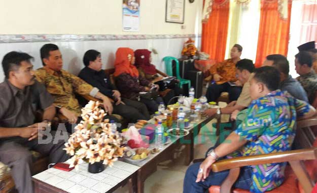 Rombongan Komisi D DPRD Gresik saat sidak di SMPN Benjeng. foto: SYUHUD/ BANGSAONLINE
