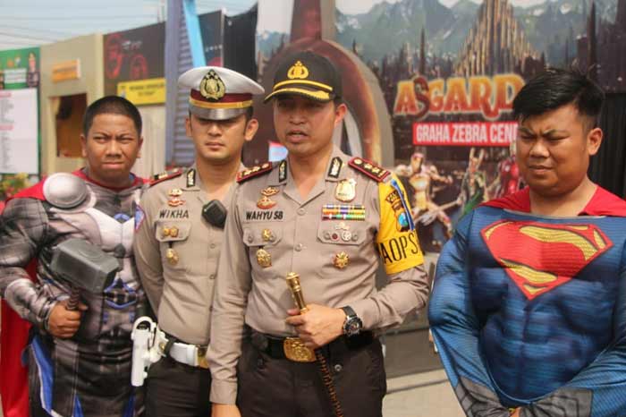 Kapolres Gresik AKBP Wahyu S Bintoro didampingi Kasatlantas AKP Wikha Ardilestanto,  Thor, dan Superman. foto: SYUHUD/ BANGSAONLINE