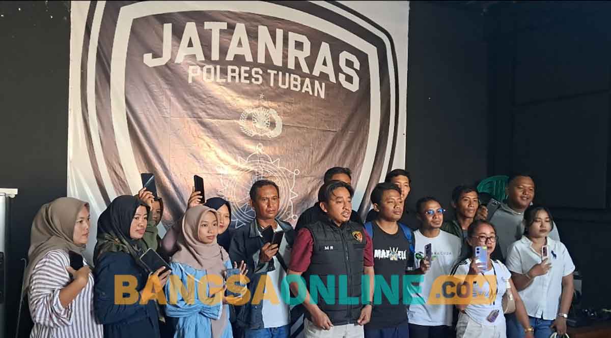 Para pemilik ponsel saat mengambil gawai miliknya di Basecamp Unit Jatanras Satreskrim Polres Tuban. Foto: ACHMAD CHOIRUDIN/BANGSAONLINE