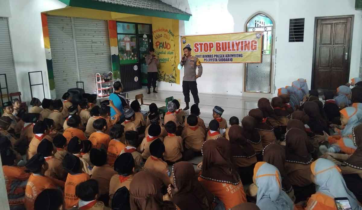 Edukasi yang dilakukan petugas dari Polsek Krembung terkait bahaya perundungan dan bijak bermedsos kepada pelajar.
