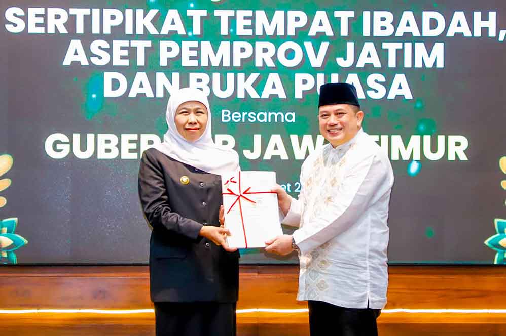 Gubernur Jatim, Khofifah Indar Parawansa bersama Kakanwil BPN Jatim, Asep Heri, saat penyerahan sertifikat. (Ist)