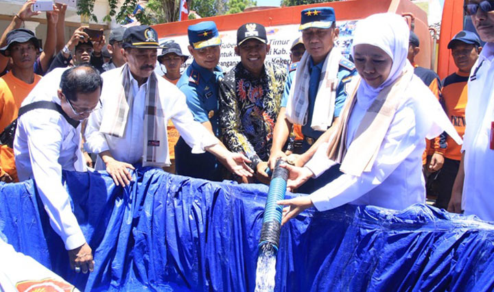 Panglima Koarmada II Laksda TNI Heru Kusmanto bersama Gubernur Jawa Timur Khofifah Indar Parawansa membagikan secara simbolis bantuan air bersih kepada masyarakat Pulau Sapudi.
