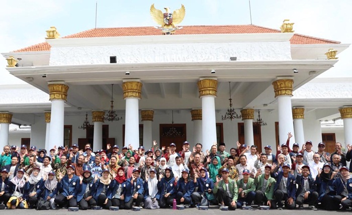 Gubernur Khofifah saat melepas 250 mahasiswa dari 16 Perguruan Tinggi Negeri di Jawa Timur yang mengikuti program KKN Kolaborasi Brantas Tuntas di Gedung Negara Grahadi, Kamis (26/12). foto: ist