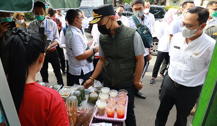Kepala Dinkes Kota Kediri, Fauzan Adima (kanan), bersama tim saat sidak penjual takjil. Foto: Ist