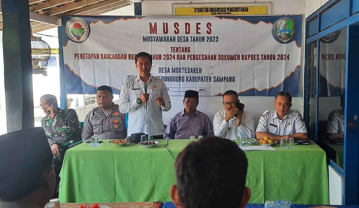 Kegiatan di Balai Desa Moktesareh, Kecamatan Kedungdung, Sampang.