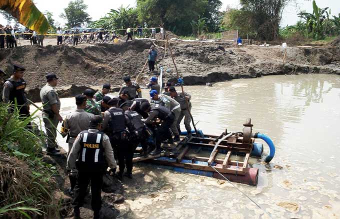 Penggerbekan galian C ilegal di Desa Bugasurkedaleman, Kecamatan Gudo, Kabupaten Jombang, Selasa (30/5/2017) lalu. foto: ROMZA/ BANGSAOLINE