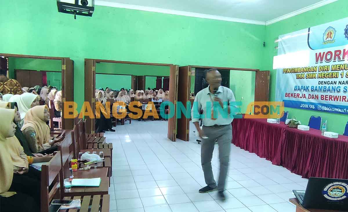 Para pelajar SMKN 1 Sooko, Mojokerto, saat memperhatikan pembekalan dari Bambang Sukaton dalam workshop pengembangan diri menuju dunia kerja. Foto: YUDI EKO PURNOMO/BANGSAONLINE