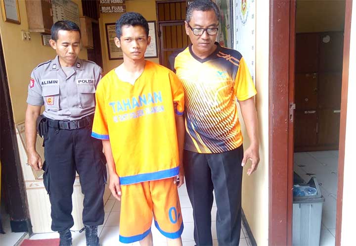 Pelaku diamankan di Polsek Tulangan.
