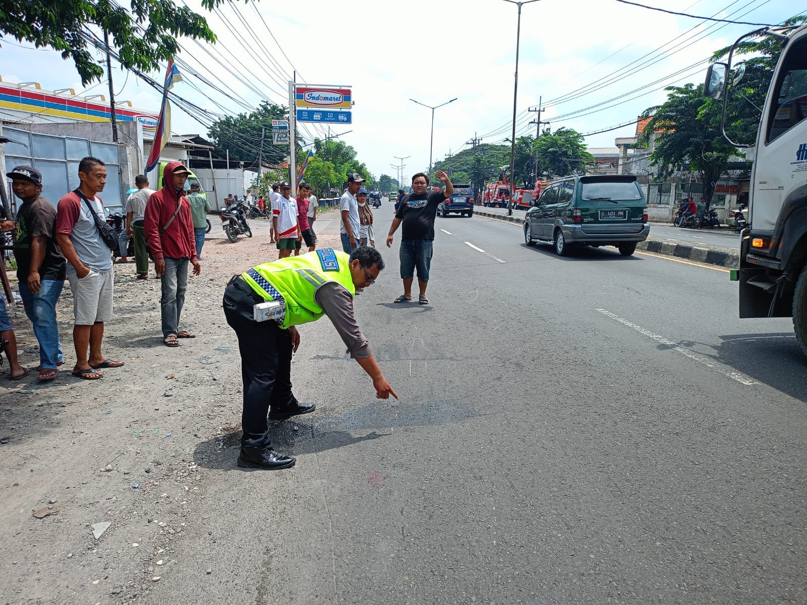 Polisi saat menunjuk titik lokasi tabrakan