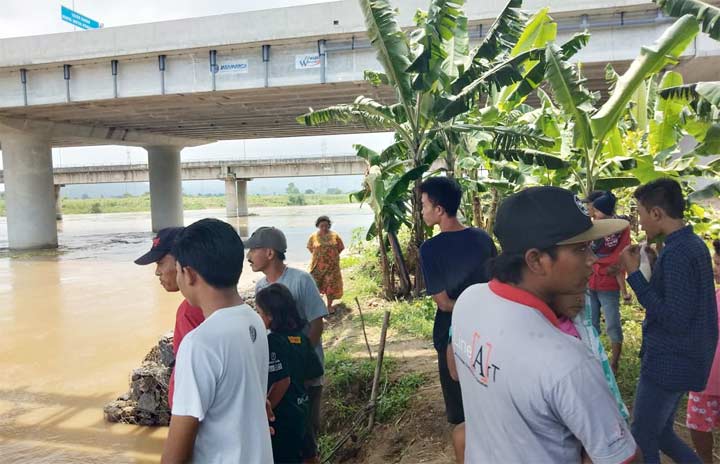 Warga yang penasaran mendatangi lokasi kejadian.