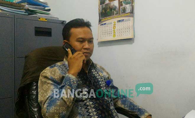 Kasi Kelembagaan Desa Pemkab Situbondo, Yogi Kripsian Syah saat ditemui di ruang kerjanya. foto: MURSIDI/ BANGSAONLINE