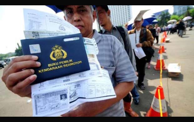 Antrian warga saat mengurus surat-surat kendaraan bermotor. 