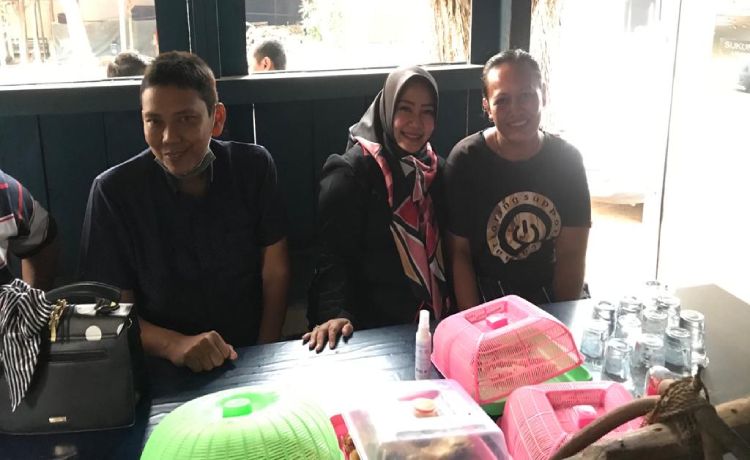 Cawabup Lisdyarita cicipi soto khas Wringinanom. (foto: ist)