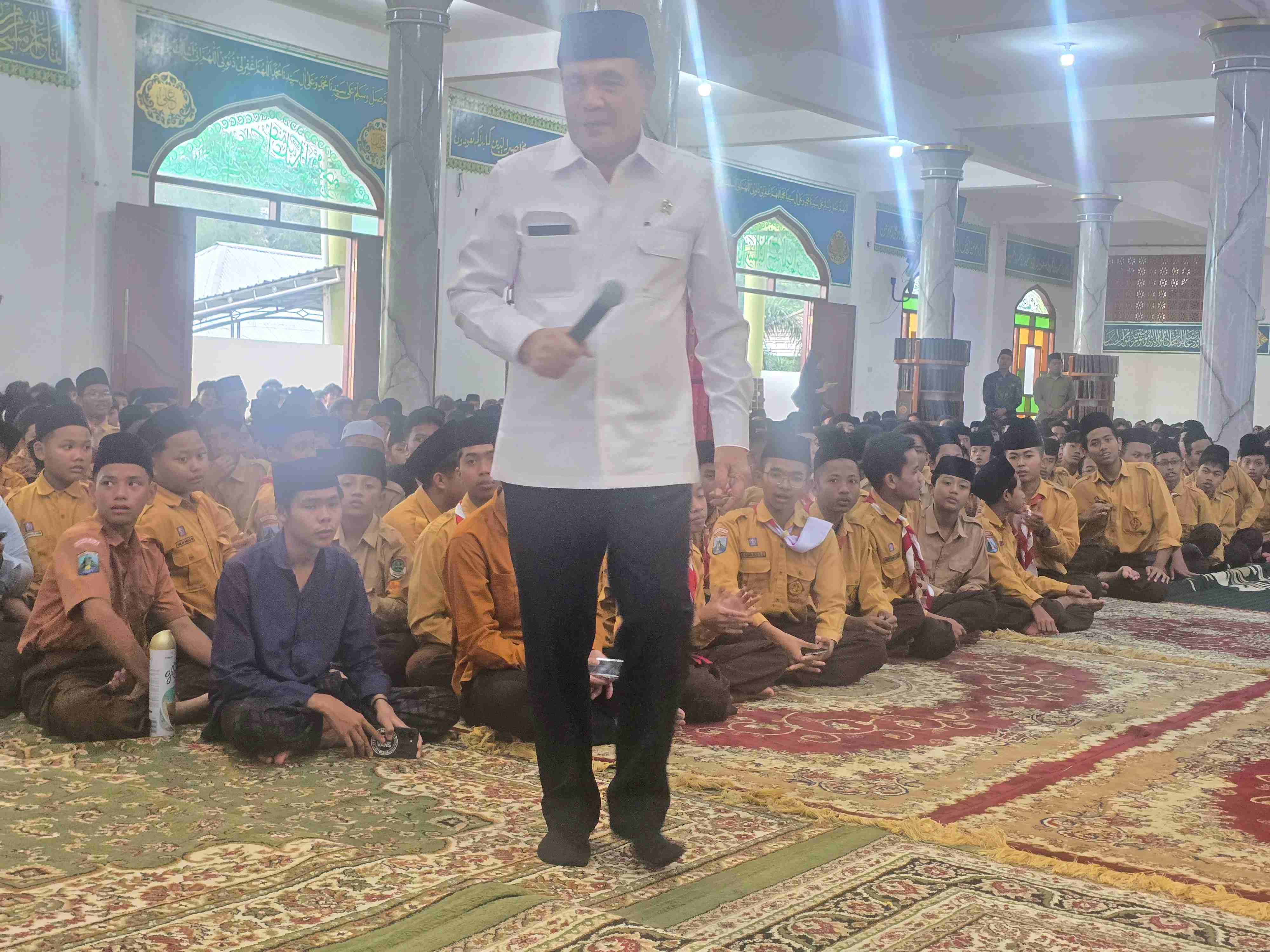 Menteri Koordinator Bidang Politik dan Keamanan (Menko Polkam) Jenderal TNI (Purn) Djamari Chaniago saat berada di tengah-tengah para santri Pondok Pesantren Amanatul Ummah Pacet Mojokerto Jawa Timur, Sabtu (14/2/2026). Foto: M. Mas