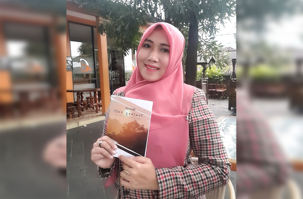 Lia Istifhama saat menunjukkan Novel Motivasi miliknya.