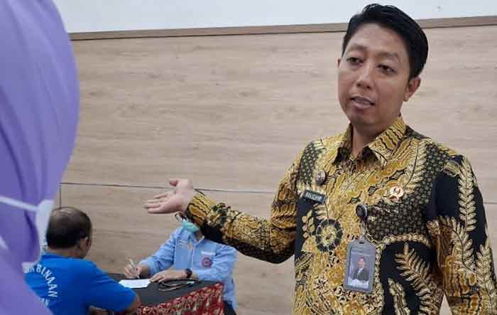 Kalapas Kediri, Solichin, saat berbincang dengan petugas kesehatan dan memantau pelaksanaan program kesehatan gratis. (Ist)