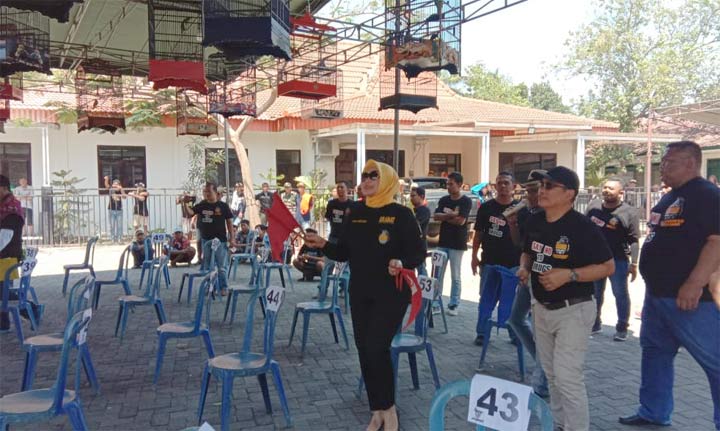 Ketua Granat Situbondo Yoyok Mulyadi dan Ketua DPD Granat Jatim saat memantau lomba burung berkicau.