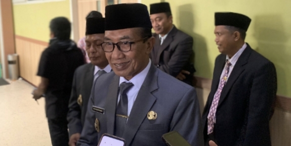 Kholilurahman, Bupati Pamekasan saat memberi keterangan kepada awak media