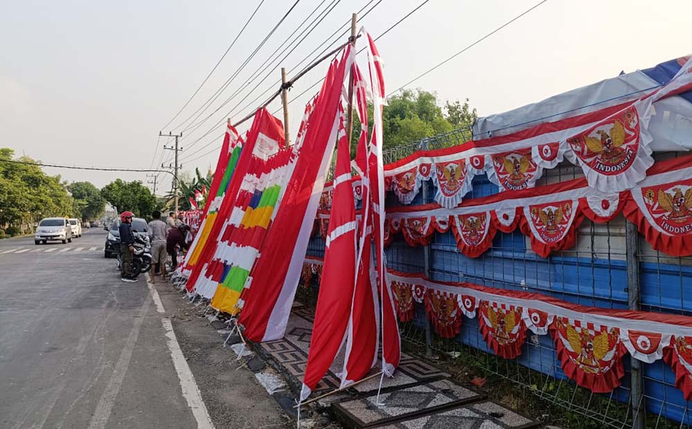 Salah satu pedagang pernak-pernik kemerdekaan yang membuka lapak sederhana di trotoar Jalan HOS Cokroaminoto, Kecamatan Bojonegoro Kota. Foto: JOKO KUNCORO/ BANGSAONLINE