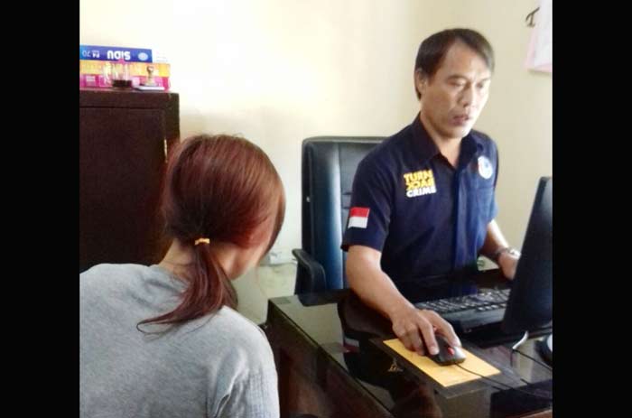 Tersangka saat dimintai keterangan oleh petugas di Mapolresta Sidoarjo.
