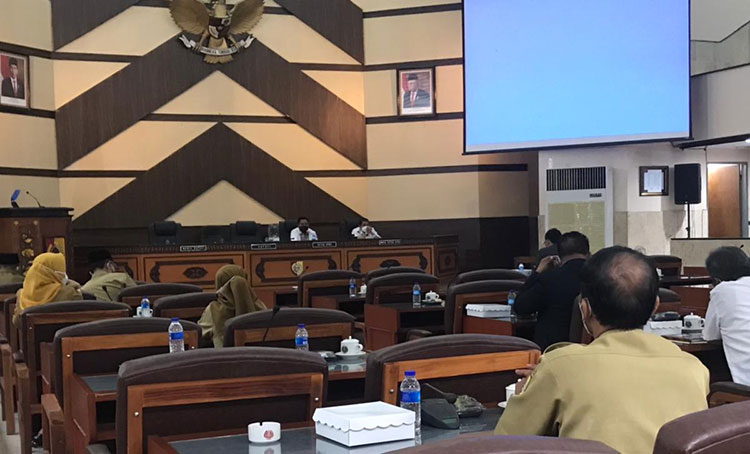 Panitia Khusus (Pansus) Covid-19 di Kabupaten Jember bersama instansi terkait menggelar rapat evaluasi terkait penanganan perkembangan kasus Covid-19 di ruang rapat DPRD Jember, Senin (16/8/2021). (foto: ist)