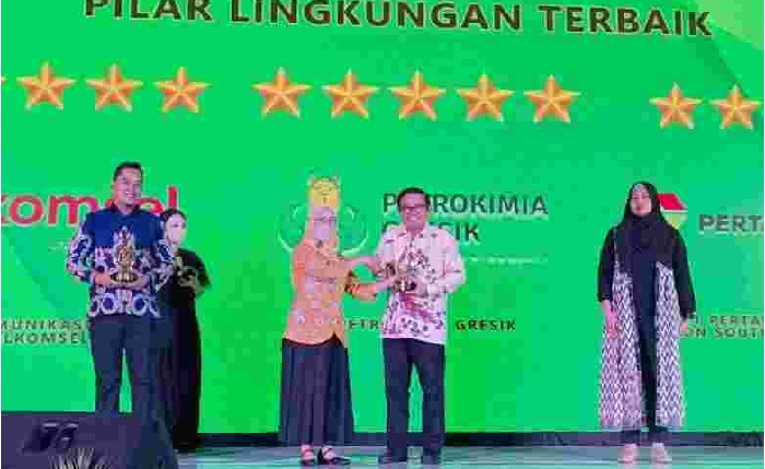Dirut Petrokimia Gresik, Dwi Satriyo Annurogo saat menerima penghargaan TJSL & CSR Award 2022. foto: ist.
