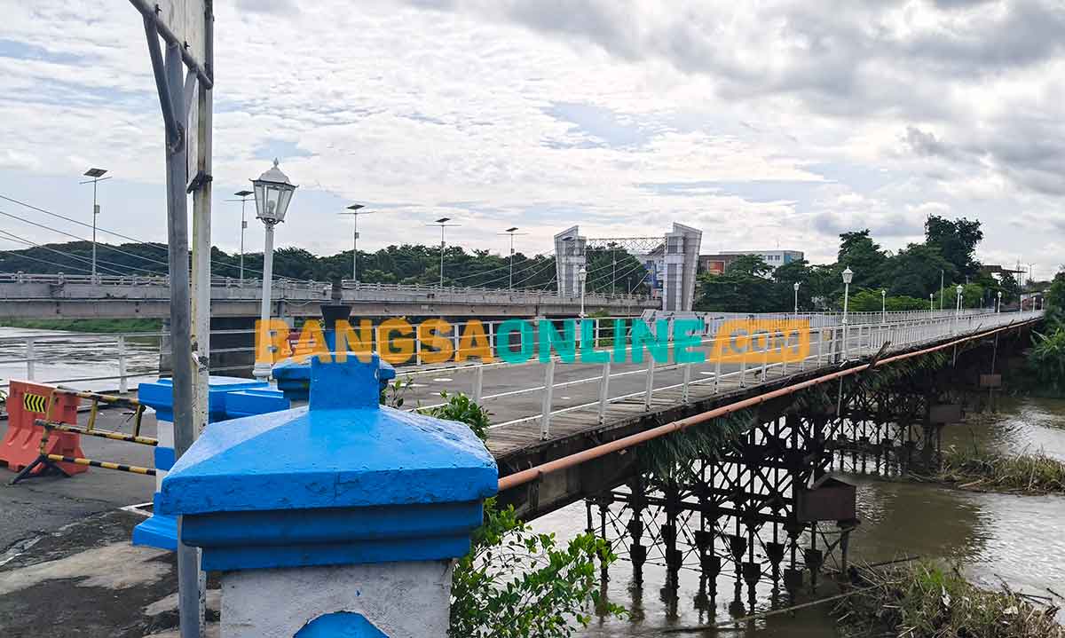Jembatan Brantas Lama yang berdampingan dengan Jembatan Brawijaya. Foto: MUJI HARJITA/BANGSAONLINE