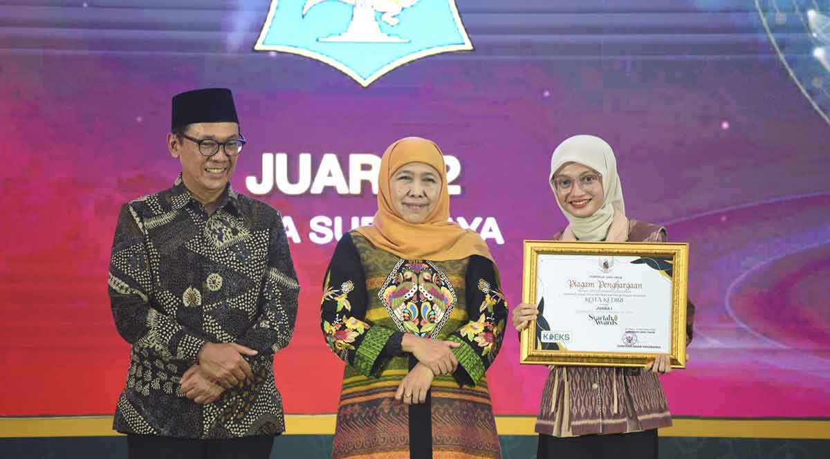 Wali Kota Kediri (pegang piagam) bersama Gubernur Khofifah dan Kepala KPwBI Jatim. Foto: Ist 