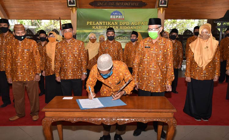 TEKEN PAKTA INTEGRITAS: Pelantikan pengurus DPD AGPAII Sidoarjo di Pendapa Delta Wibawa, Sabtu (15/8). foto: ist.