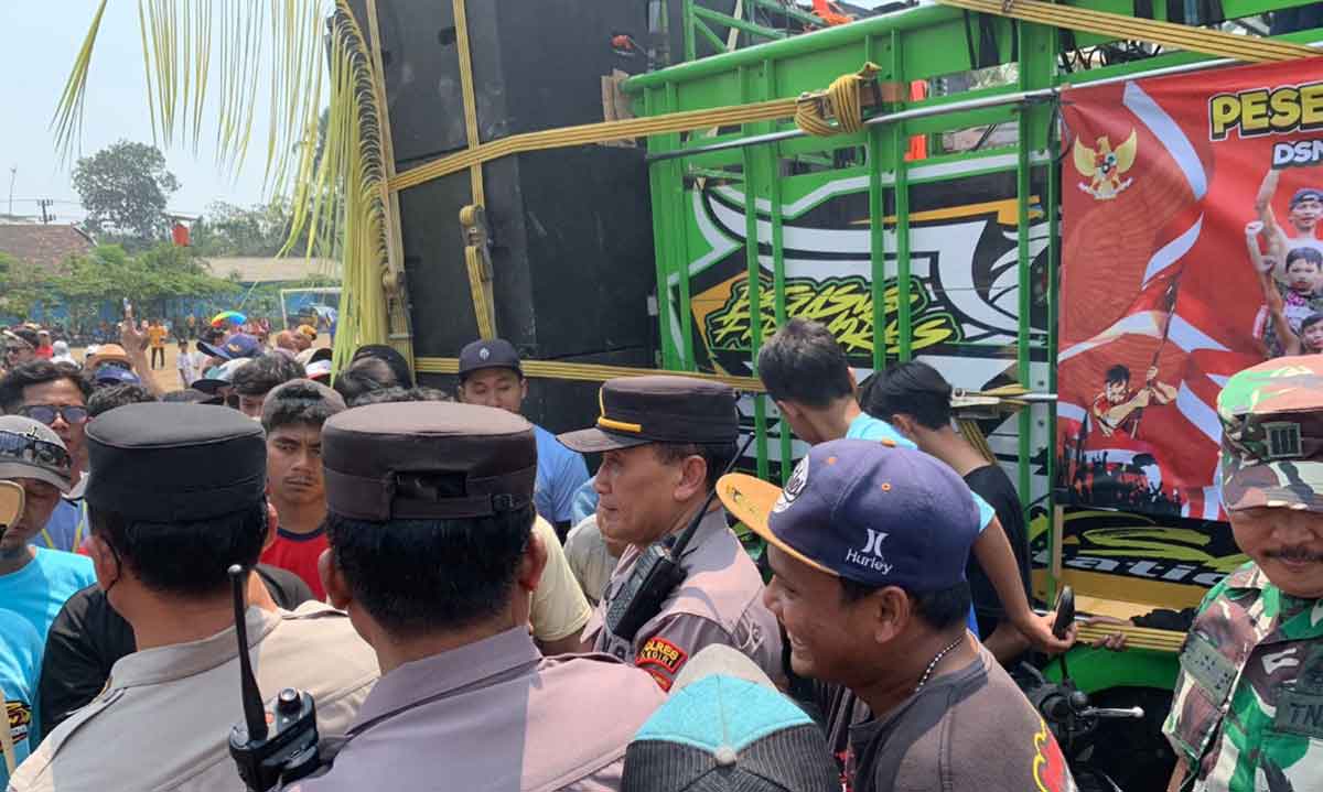 Petugas dari Polsek Plosoklaten saat mengamankan truk yang membawa seperangkat sound system berukuran besar. Foto: Ist